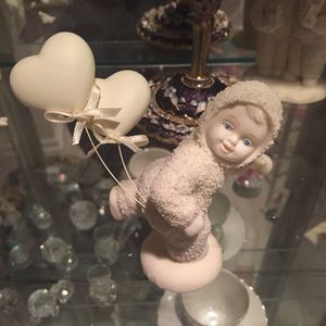 Snowbabies balloon heart figurine